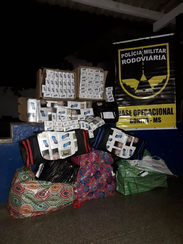 Polícia apreende contrabando de 343 pacotes de cigarros em micro-ônibus com bolivianos Divulgação