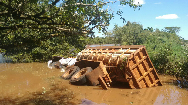 O veículo ficou com a lateral parcialmente coberta pela água- Foto: Fátima News