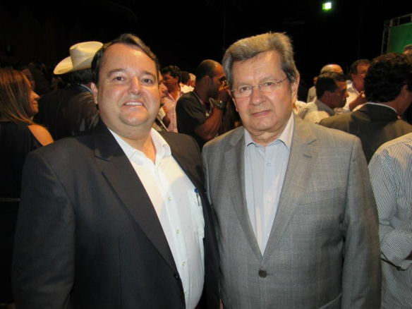 Onevan requer implantação do curso de Direito diurno na UEMS de Naviraí O deputado estadual, Onevan de Matos, com o reitor Fábio Edir dos Santos Costa.
Foto: Assessoria AL/MS