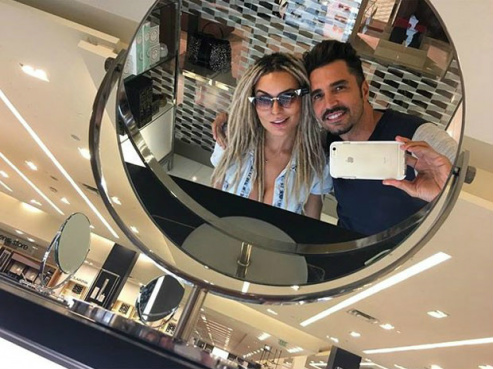 Latino curte viagem aos Estados Unidos com Mendigata e se declara Fernanda Lacerda, a Mendigata, e Latino em shopping nos Estados Unidos