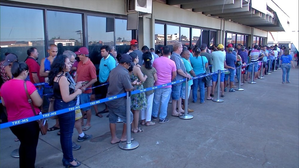 Fila de eleitores para cadastramento biométrico no Memorial da Cultura neste domingo (4) (Foto: Willer Dias)