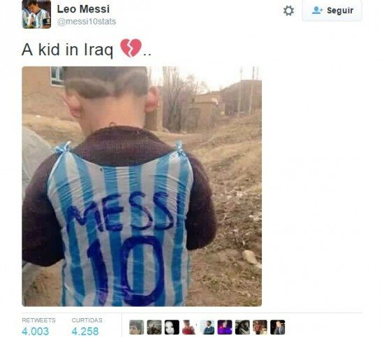 Messi procura menino que fez camisa do craque com saco plástico Messi procura menino que fez camisa do craque com saco plástico