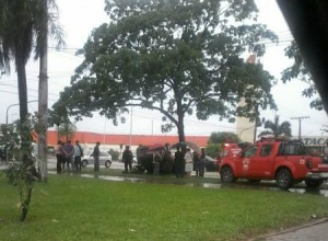Com o impacto, o Corsa foi lançado no canteiro central da via com rodas para cima. (Foto: Vanderley Souza)