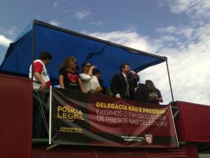 Na Assembleia, deputados e vereadores engrossam protesto contra reforma Petistas subiram em palco montado na Assembleia. (Foto: Leonardo Rocha).