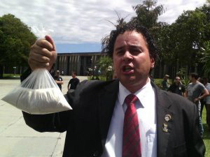 Na Assembleia, deputados e vereadores engrossam protesto contra reforma Vereador levou saco de cal para protestar contra reforma. (Foto: Leonardo Rocha).