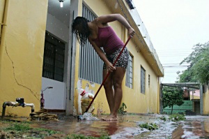 Vendedora chegou em casa por volta das 10h e local estava alagado. (Foto: Marcos Ermínio)