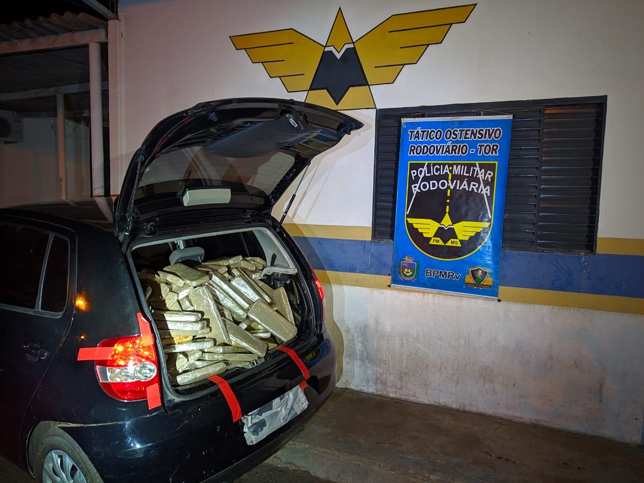 PMR apreende veículo com vários 'mocós' que camuflava 150 quilos de maconha PMR apreende veículo com vários 'mocós' que camuflava 150 quilos de maconha