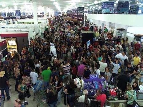 Shopping China lotado, durante a Black Friday