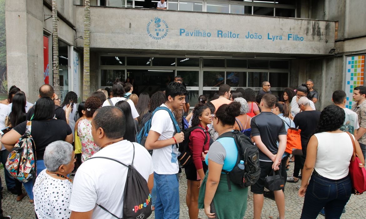 Grau de educação dos pais reduz evasão escolar das filhas por gravidez Fernando Frazão/Agência Brasil