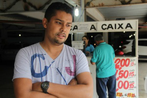 Com R$ 6 a hora, estacionar no Centro chega a custar R$ 170 por mês Rodrigo da Silva Costa é gerente de um estacionamento privado na Avenida Afonso Pena. (Foto: Marcos Ermínio)