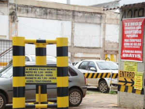 Com R$ 6 a hora, estacionar no Centro chega a custar R$ 170 por mês Em alguns estacionamentos, não há a menor estrutura para acomodar os veículos. (Foto: Marcos Ermínio)
