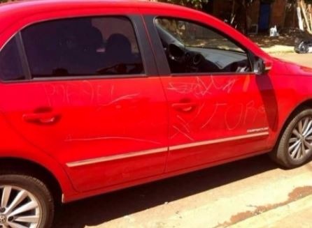 Carro é todo riscado e suspeitos de vandalismo são levados para delegacia