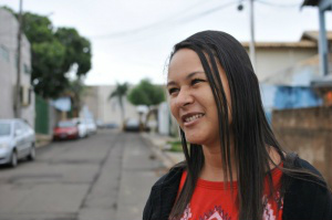 Cresce número de escolas públicas que "furam" a greve na Capital Adriana crê que o ano letivo do filho seria prejudicado com a greve (Foto: Alcides Neto)