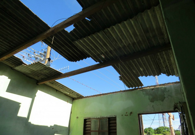 Casa ficou totalmente destelhada no Jardim Ouro Verde em Dourados - Fotos: Rodrigo Bossolani