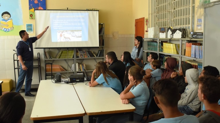 Alunos da rede municipal recebem atividades de conscientização no trânsito Alunos da rede municipal recebem atividades de conscientização no trânsito