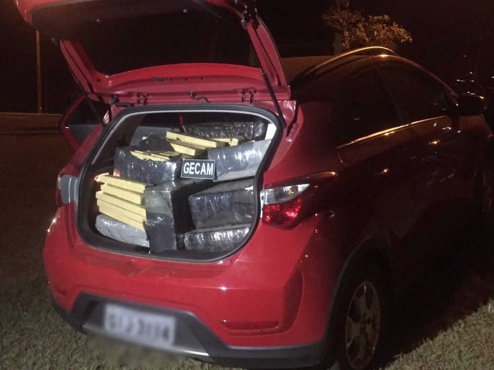 Gecam apreende veículo lotado de maconha na Gury Marques Carro possui registro de roubo e placas frias, segundo a PM (Foto: Dyego Queiroz)