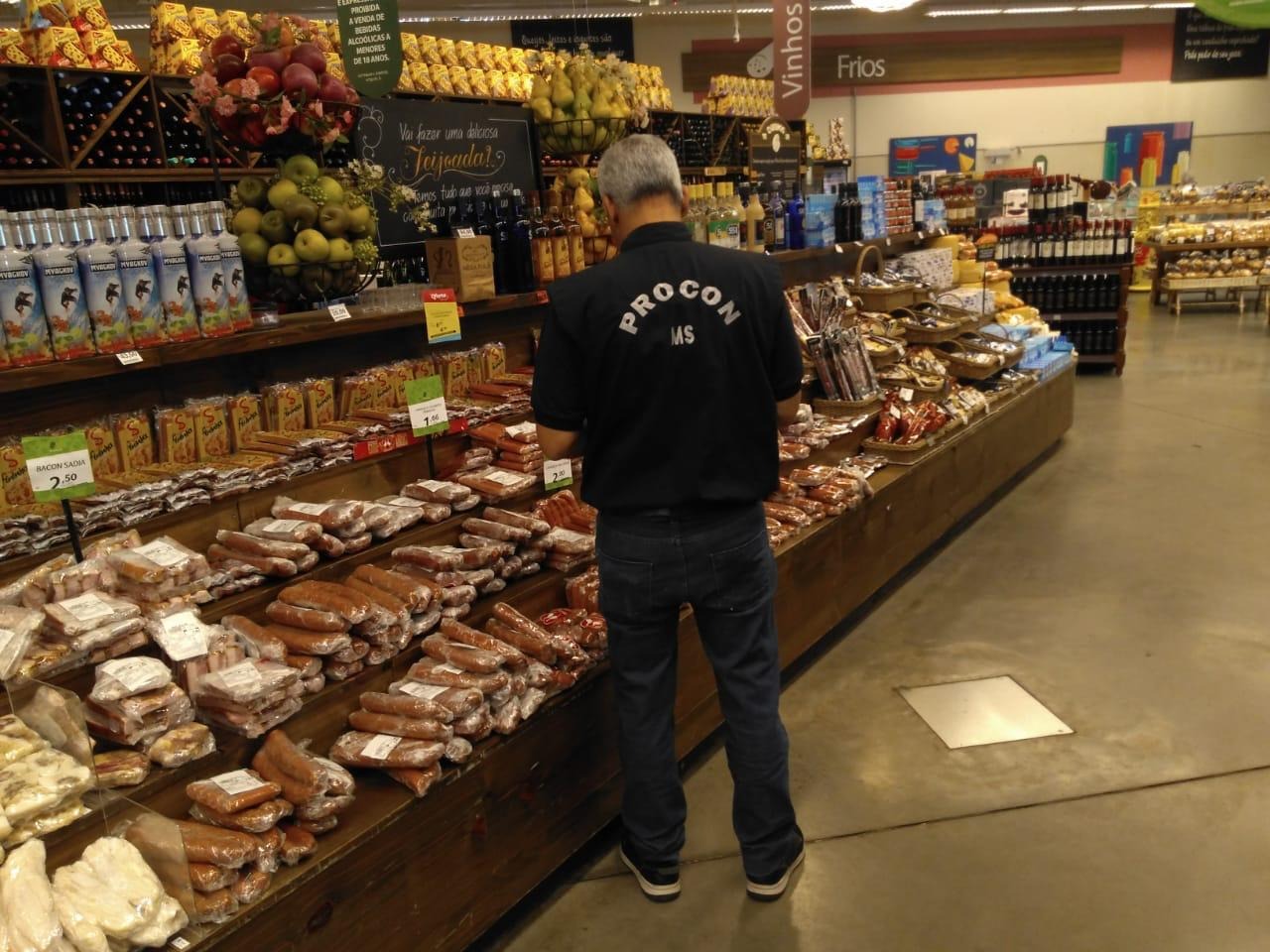 Supermercado é autuado por produtos vencidos, com embalagens furadas e preços diferentes
