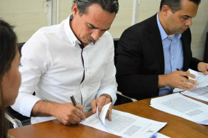 O prefeito Marquinhos Trad ao lado do secretário de Saúde, Marcelo Vilela, durante assinatura de convênio com o HU. (PMCG)