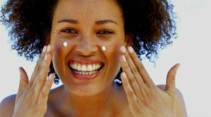 Veja os tratamentos para se tirar manchas do rosto - Foto: Divulgação