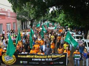 Governo confirma corte no ponto de professor que faltou para protestar Manifestantes tomaram as ruas de Campo Grande na manhã desta quarta-feira (Foto: André Bittar)