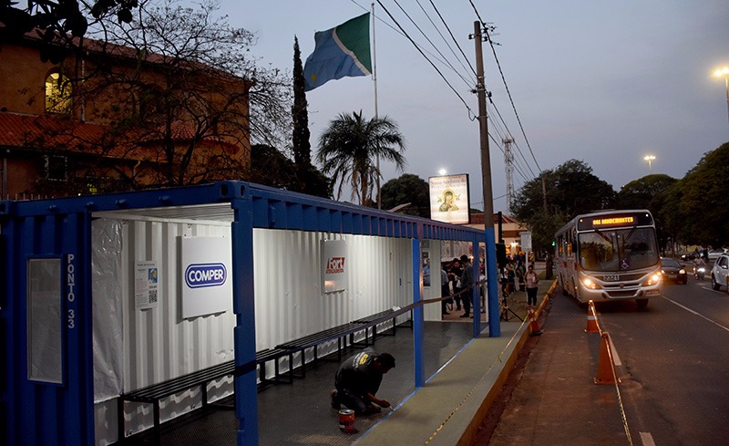 Supermercado doa ponto de ônibus sustentável em frente ao Santuário Perpétuo Socorro Foto: Roberto Higa