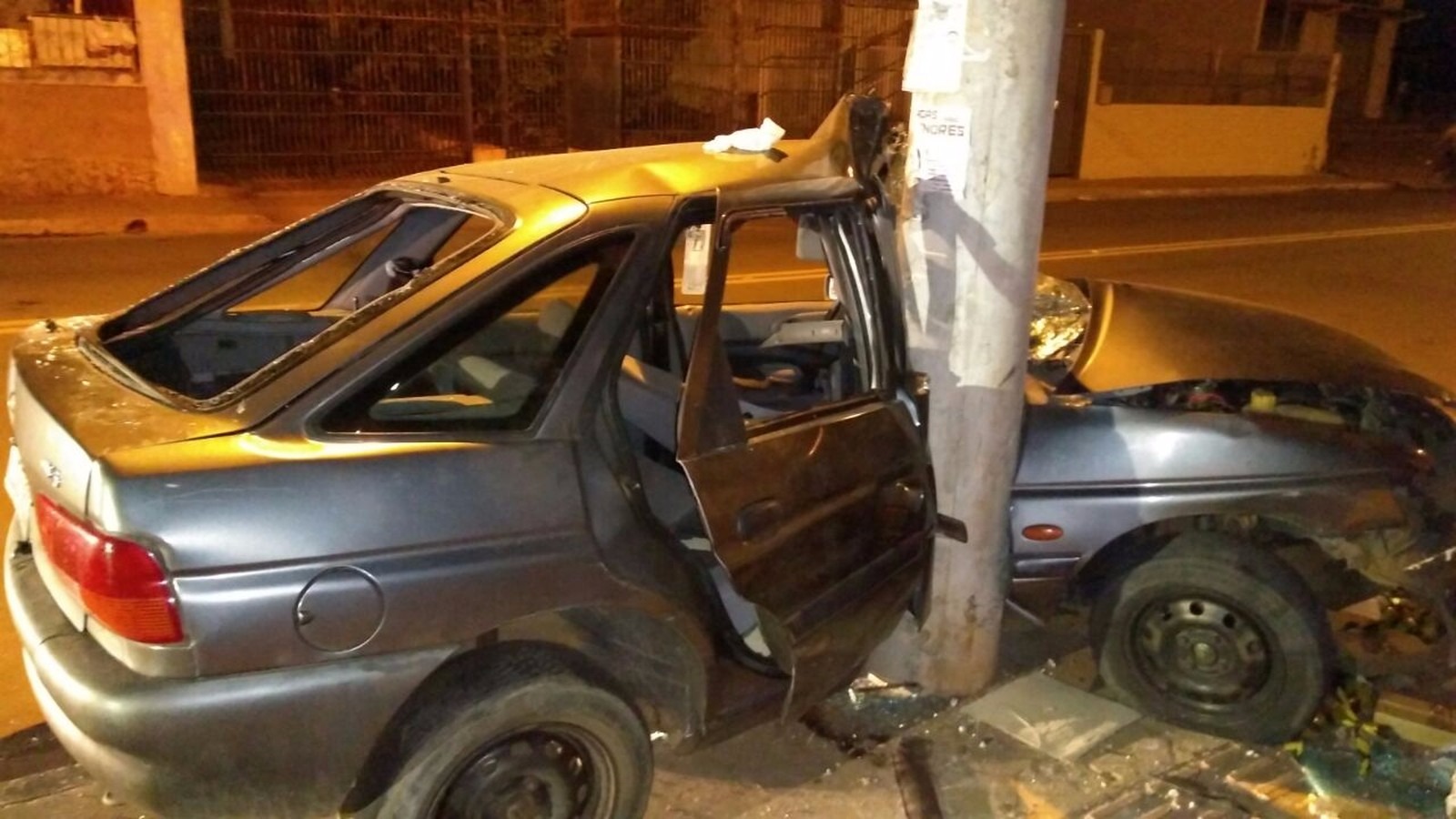 Carro destruído em acidente, na avenida Julio de Castilho (Foto: Osvaldo Nóbrega)