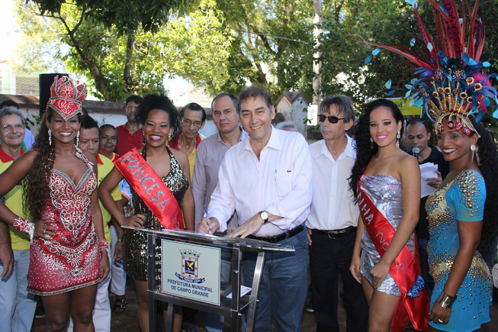 Prefeitura garante festa das escolas de samba da Capital, investindo R$ 180 mil no Carnaval 2016 Foto:César Krügel
Prefeito Alcides Bernal assina convênio com a Liga das Entidades Carnavalescas e a Associação dos Blocos, Cordões e Corsos Culturais