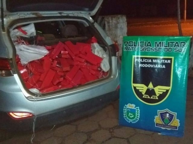 Perseguição policial termina com apreensão de 185 kg de maconha Tabletes de maconha no porta malas do veículo apreendido (Foto: Divulgação/ PRE)