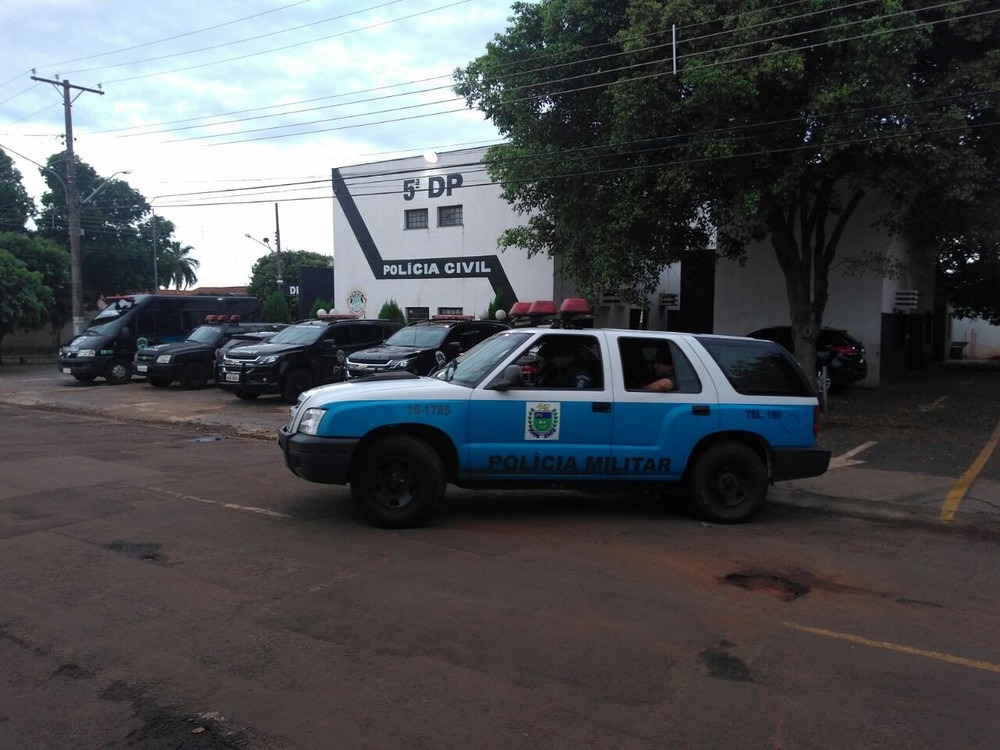 Adolescentes foram apreendidos pela PM, perto da Depac, do bairro Piratininga (Foto: Osvaldo Nóbrega)