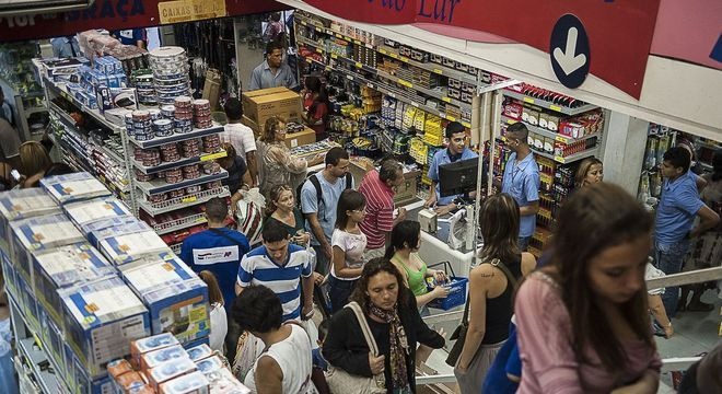 Sucesso da Black Friday não tira fôlego das vendas de Natal No Natal, ao contrário da Black Friday, presentes dominam as compras. Marcelo Camargo/Agência Brasil