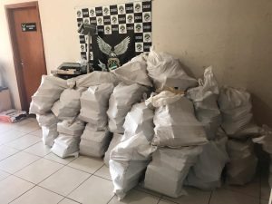Denar prende quatro pessoas e apreende 1 tonelada de maconha Denar prende quatro pessoas e apreende 1 tonelada de maconha