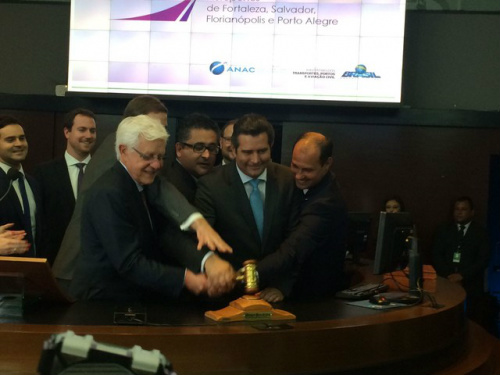 Representantes da Fraport, que venceu disputa por Porto Alegre e Fortaleza, batem o martelo da BM&FBovespa; (Foto: Darlan Alvarenga)