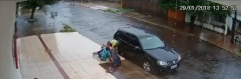 Idosa luta contra assaltante - Reprodução - Youtube