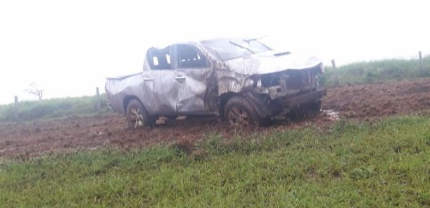 Motorista perde controle de direção, capota caminhonete e morre