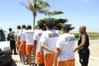 Presos foram à praia nessa quarta (15), em Aracaju (Crédito: Assessoria / Sejuc)