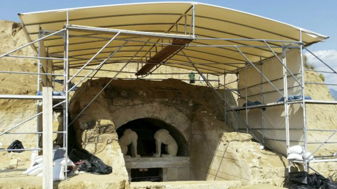 Descoberta de tumba imponente em Anfípolis tem capturado a atenção dos gregos