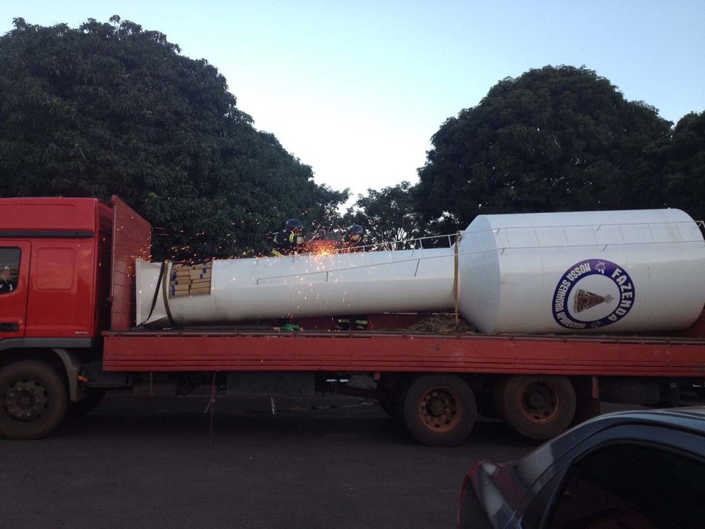 Bombeiros cortando caixa-d'água para retirar droga (Foto: Huanderson Merloti)