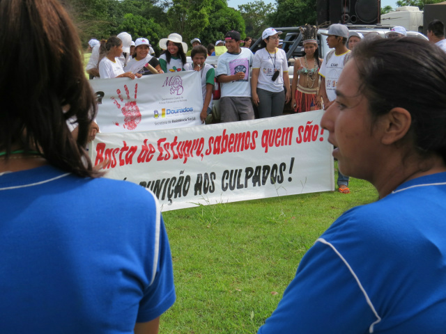 Passeata reuniu moradores das aldeias Bororó e Jaguapiru na manhã desta sexta-feira (Foto: Adriano Moretto)