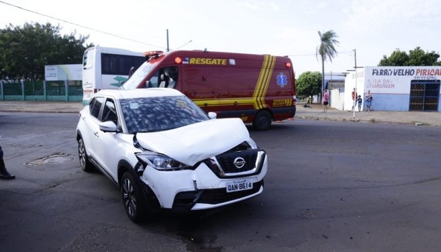 Após colisão, carro tomba e deixa mulher e criança feridas (Henrique Arakaki/Midiamax)