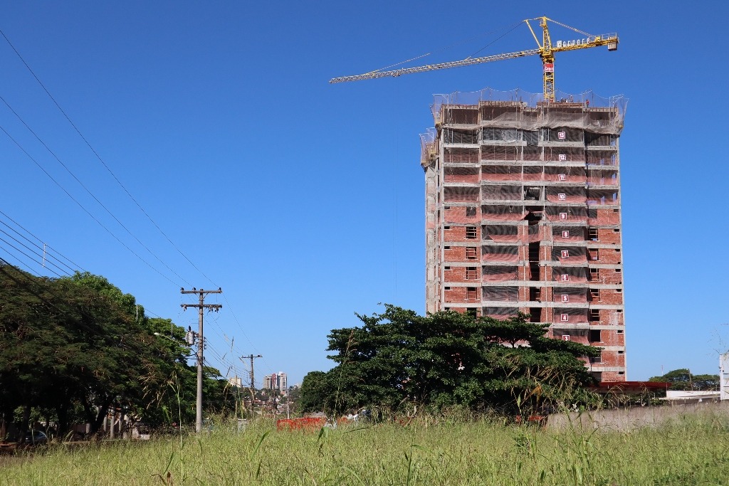 Prédio em obras na Avenida Presidente Vargas, saída para itaporã; torre de 34 pavimentos está no 13º pis