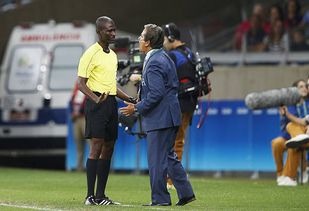 Joseph Lamptey (à esq.) foi acusado de manipulação
(Foto: Joern Pollex/FIFA/Getty Images)