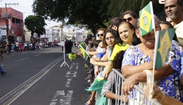 Durante desfile, 3 passam mal e são atendidos pelo Corpo de Bombeiros (Henrique Arakaki/Midiamax)