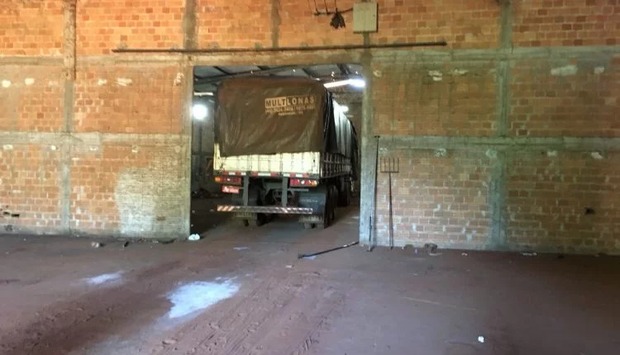 Carros de luxo, joias e dinheiro são apreendidos em operação contra cigarreiros Carros de luxo, joias e dinheiro são apreendidos em operação contra cigarreiros