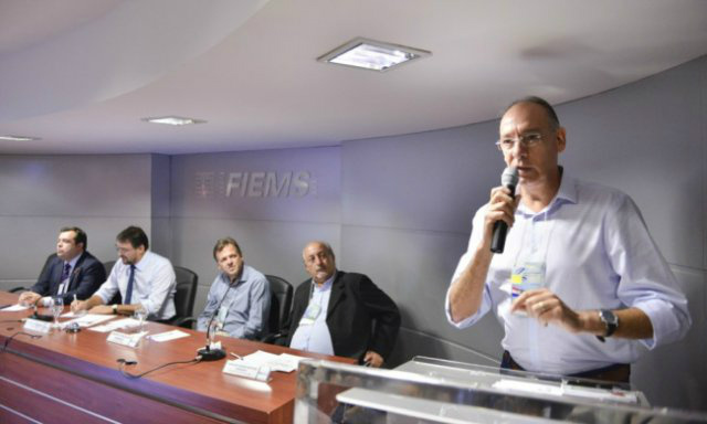 Hélio Peluffo marca presença em evento que busca novos investimentos industriais Prefeito Hélio Peluffo durante evento realizado pela FIEMS visando incentivar industrialização na região de fronteira.