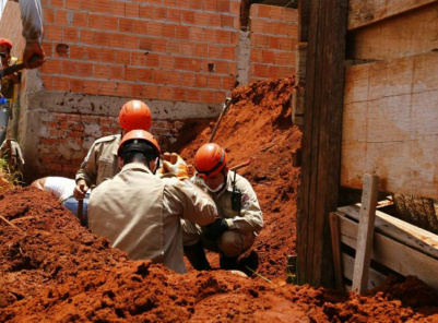 Dois trabalhadores morrem soterrados em obra de muro de casa em rua com erosão Bombeiros resgatam os corpos no Residencial Ary Abussafi (Foto: Marithẽ Lopes)