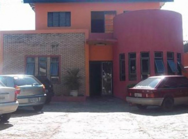 Três homens armados invadem hotel, fazem um refém e assaltam funcionários As câmeras de segurança gravaram a ação dos ladrões (Reprodução)
