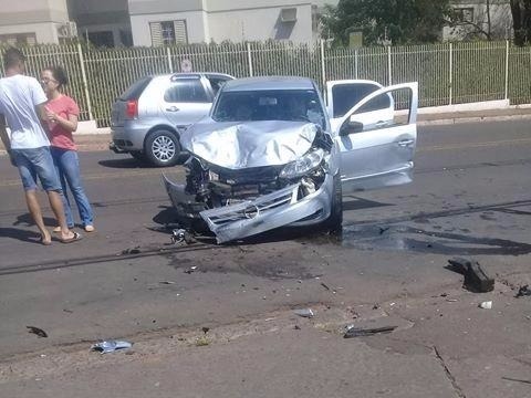 Condutor em alta velocidade provoca acidente com feridos na Mascarenhas de Moraes Divulgação