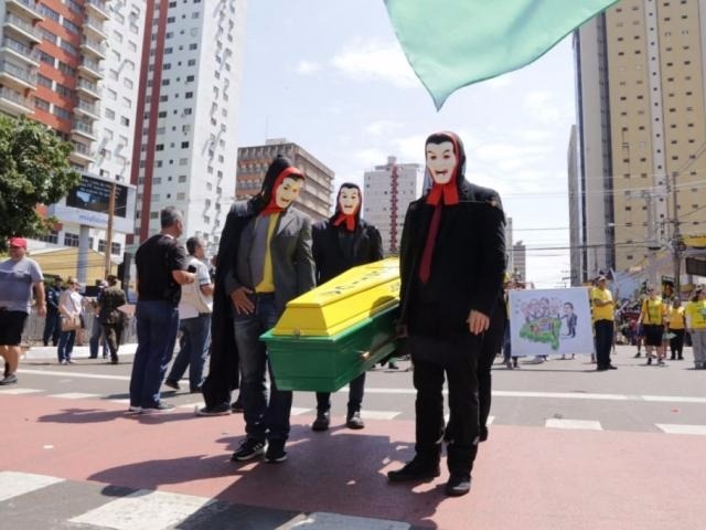 Em desfile de 7 de Setembro, protestantes contra o STF levam caixão verde-amarelo e cela (Foto: Kísie Ainoã - CG News)