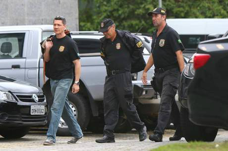 PF aciona Interpol para encontrar irmão de ex-ministro Policiais cumprem mandados da operação Lava Jato
Marcos Bezerra/Futura Press/Estadão Conteúdo