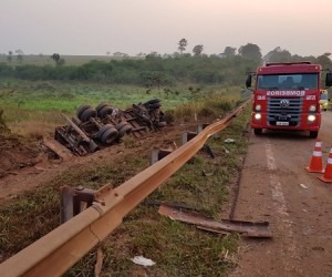 Carreta capotou depois de motorista perder o controle e sair da pista - Cesar Galeano/Cesargaleano.com
